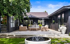 Black Luxury Lodge